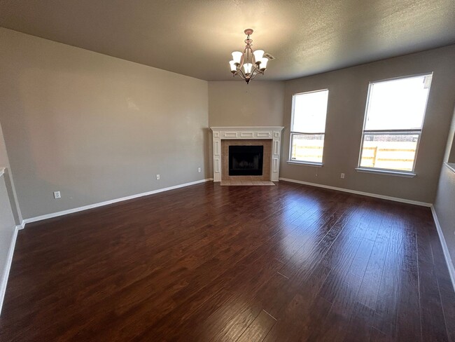 Building Photo - Spacious home on cul-de-sac available now!