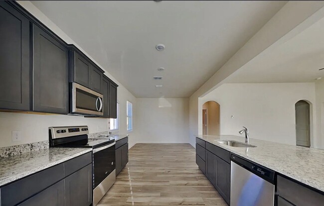 Foto del edificio - Spacious 4-Bedroom House with Cozy Living Spaces