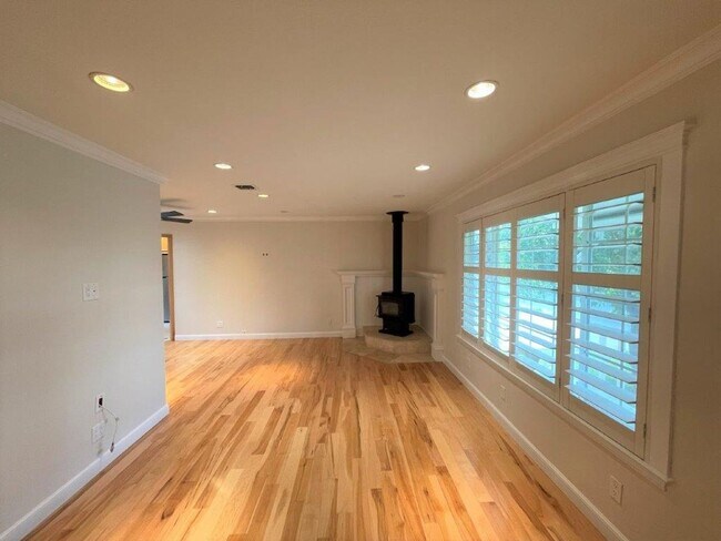 Building Photo - Concord! Beautiful fully remodeled 3 bedro...
