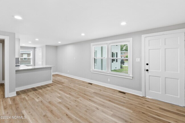 Foto del edificio - 2402 E 3rd St