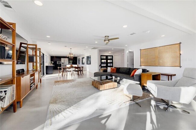 Foto del edificio - 5809 Lookout Mountain Dr