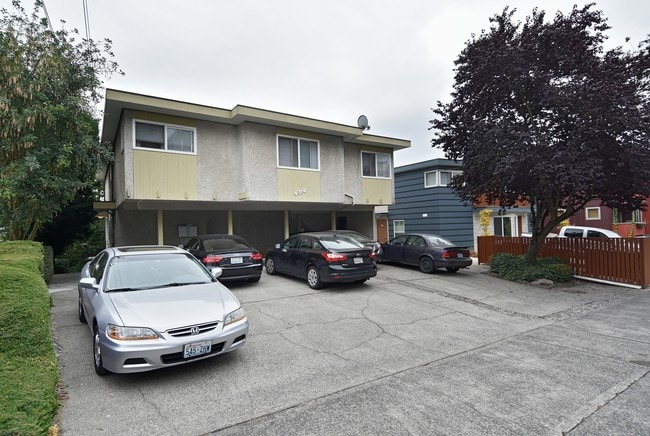 Building Photo - 4318 WINSLOW Pl N