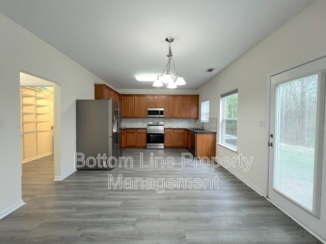 Building Photo - 702 Perth Dr