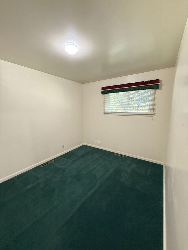 Building Photo - Spacious 5 Bedroom, 2 Bath Home with Moder...
