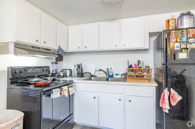 1BR, 1BA - 660SF - Kitchen - Tempe Terrace