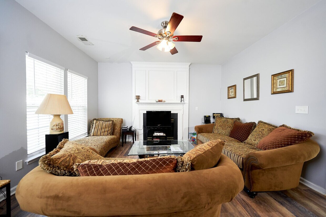 Foto principal - 5 Bedroom 4 Bath Single Family Home with G...