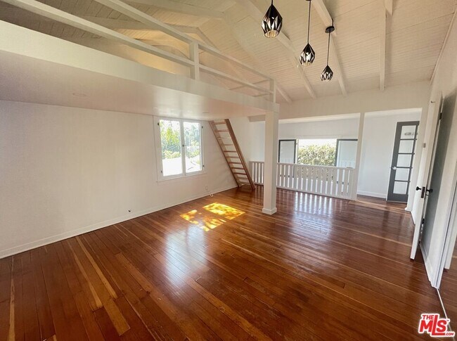 Foto del edificio - 2449 Riverside Pl