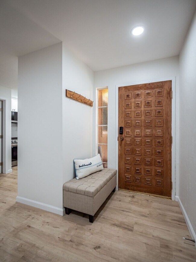 Foto del edificio - Fully Furnished Minutes from the Beach Newly Remodeled 2 Bedroom Move in Ready!