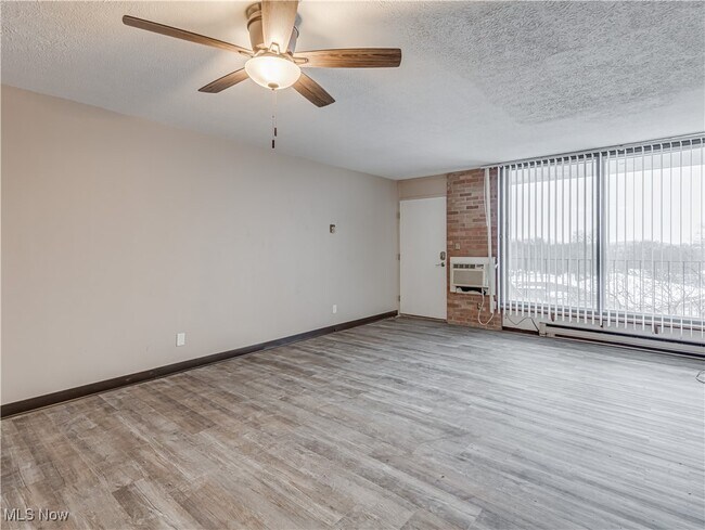 Foto del edificio - 2331 E Market St