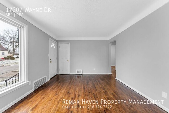 Foto del edificio - 17207 Wayne, Cleveland- Spacious 3 bedroom...