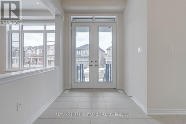 Building Photo - 883 Plum Pl