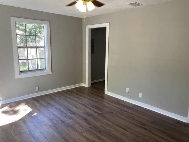 Building Photo - 3921 Brookmont Dr