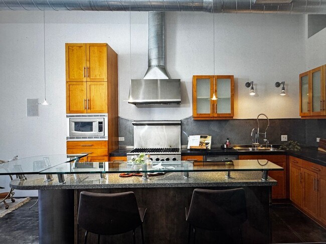 Building Photo - Executive Loft Available in Long Beach!