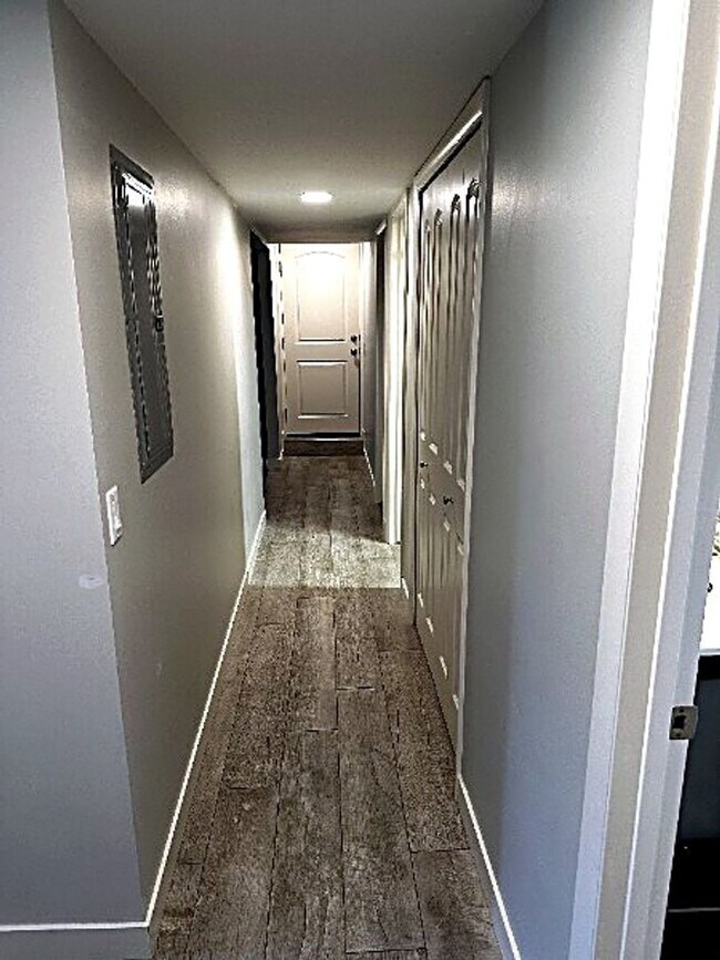 Foto del edificio - Beautifully Updated Two-Story Home in Sandy — Mountain Views & Big Backyard!