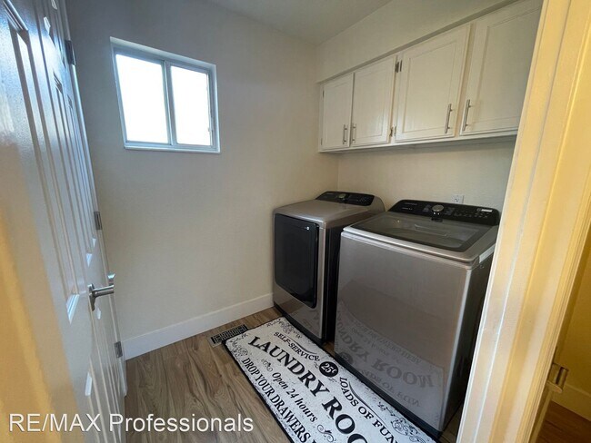 Building Photo - 3 br, 2.5 bath House - 5140 Canyon Run Dr.