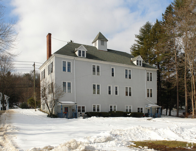 Building Photo - 570 Main St