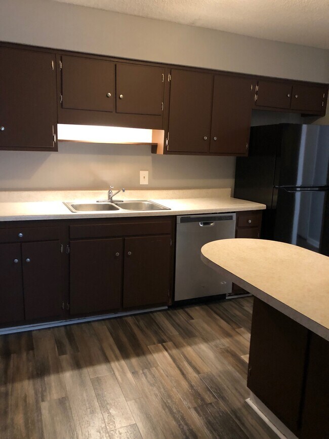 Foto del edificio - 599 Winding Creek Rd