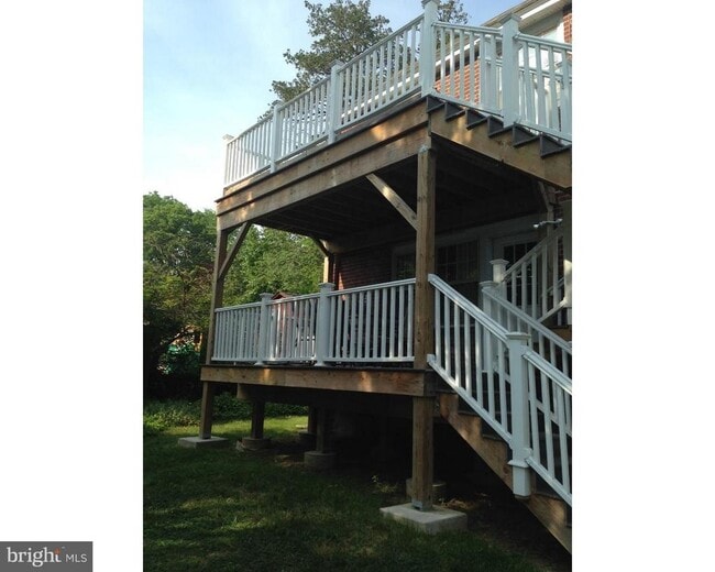 Building Photo - 214 Grayling Ave