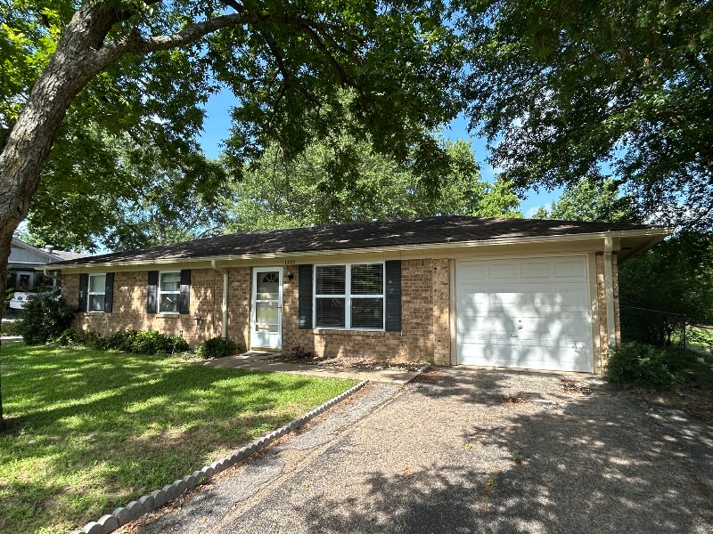Foto principal - 1205 Summit Heights