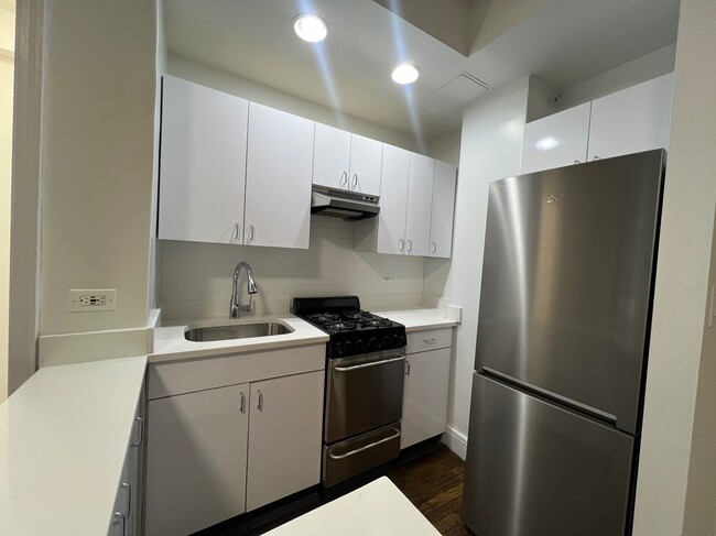 Building Photo - 140 E 46th St
