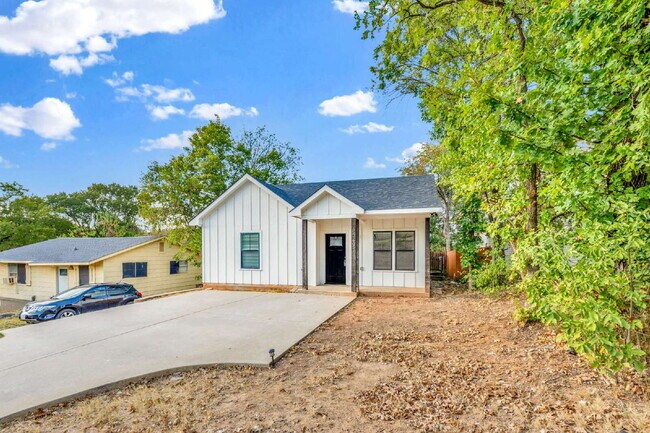 Foto del edificio - "Charming 3-Bed, 2-Bath Denison Home with Elegant Granite Countertops!"