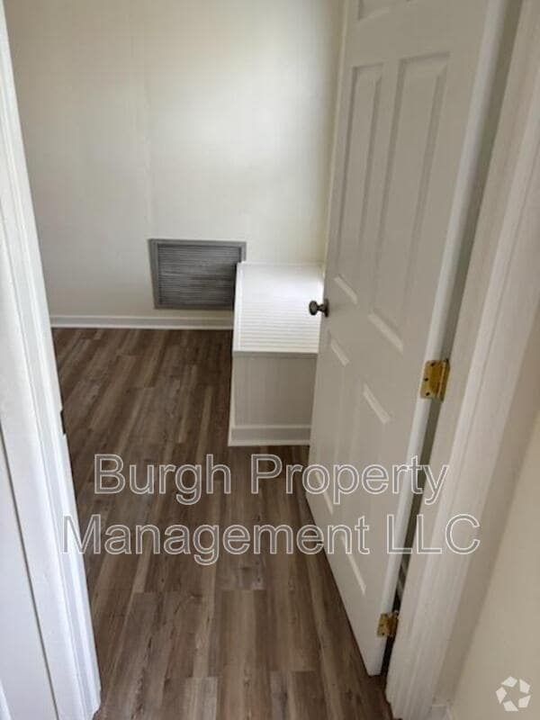 Building Photo - 129 Chess St