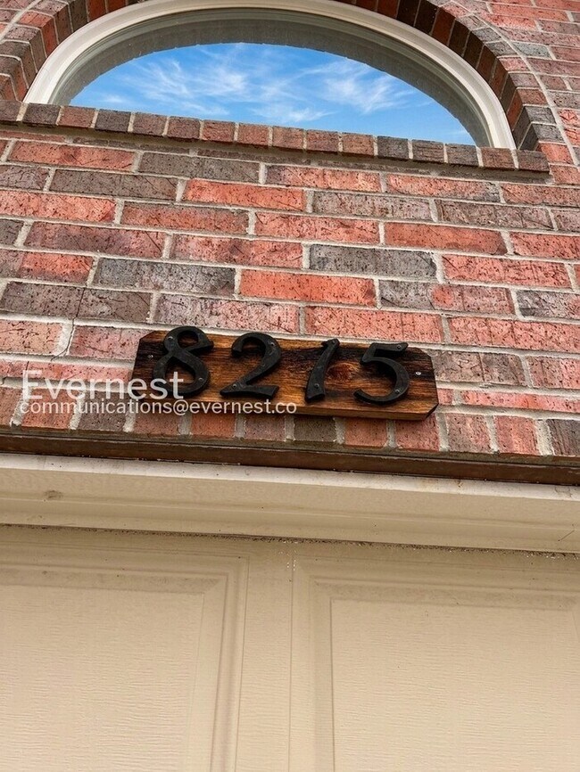 Foto del edificio - 8215 Silver Glen Dr