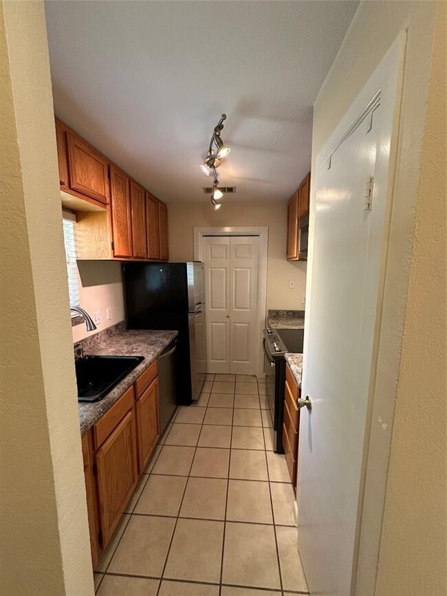 Building Photo - 3529 N Hills Dr
