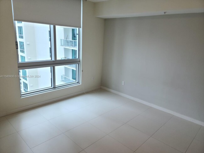Building Photo - 300 S Biscayne Blvd