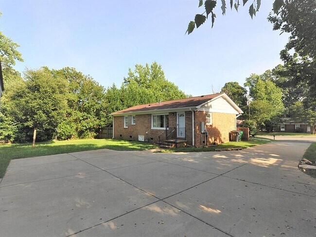 Foto del edificio - 7323 Idlewild Rd, Charlotte, NC 28212