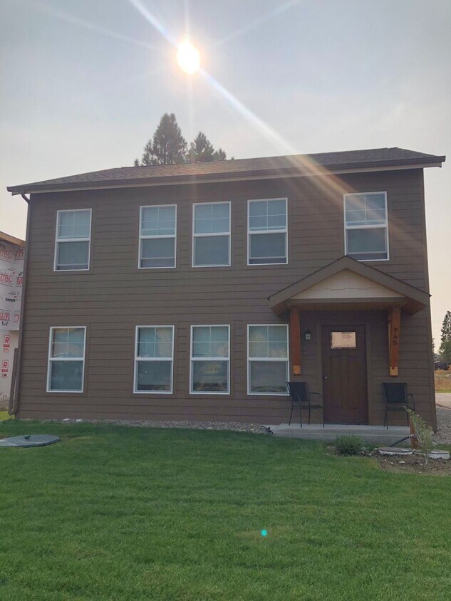 Building Photo - 745 Cottonwood Ct