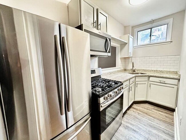 Building Photo - 24 E Mt Vernon Pl