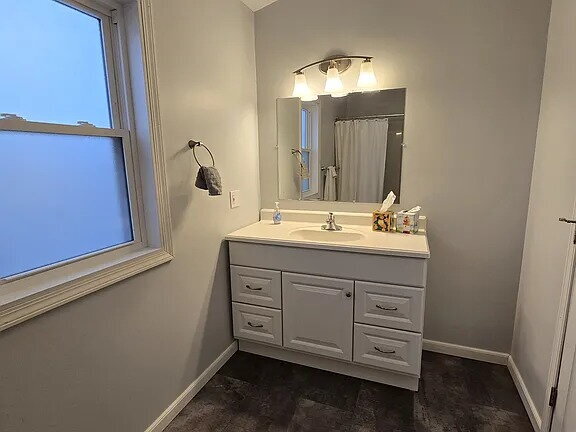 Foto del edificio - Convenient first floor living! Two bedroom, one bathroom house for rent. Updated flooring, bathro...