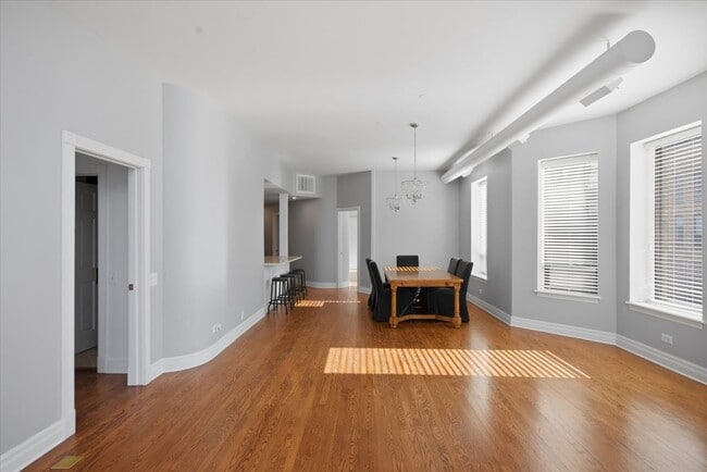 Building Photo - 501 N Wells St