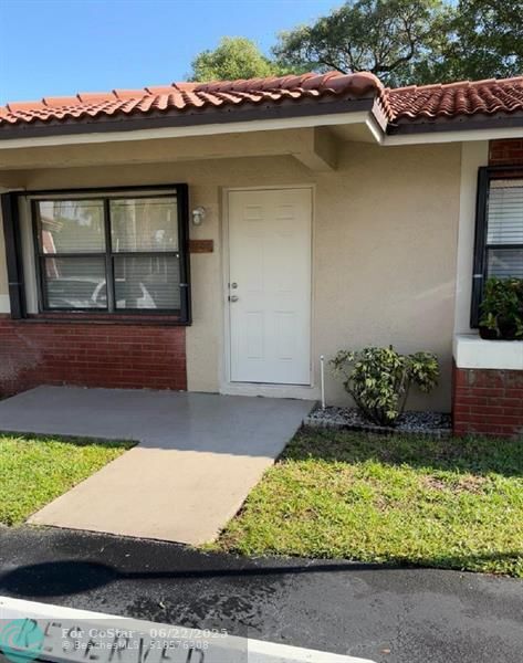 Foto principal - 9609 NW 4th St