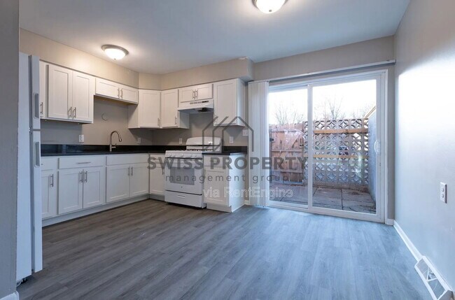 Building Photo - 892 N Meadows Ct