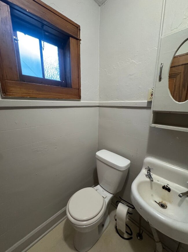 Building Photo - One bedroom apartment available south of downtown! Avail August 2026!