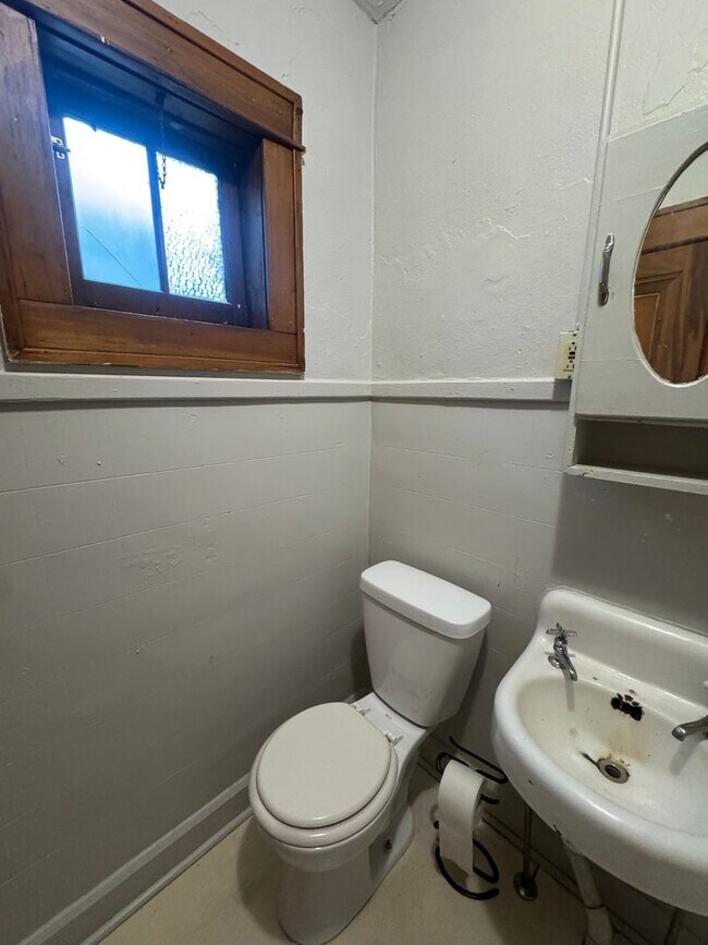 Foto del edificio - One bedroom apartment available south of downtown! Avail August 2026!