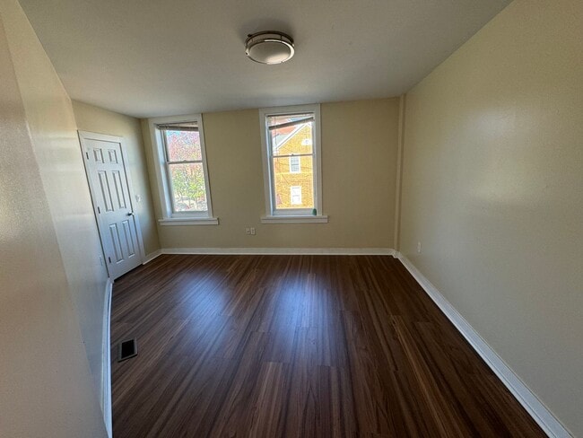 Building Photo - Spacious 2-Bed, 1.5-Bath Home in the Heart...