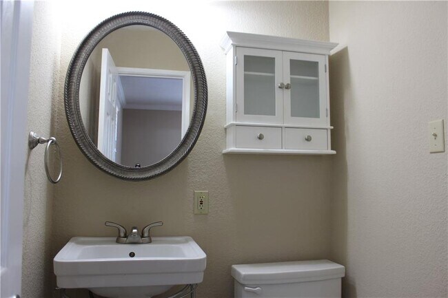 Building Photo - 822 Vinecrest Ln