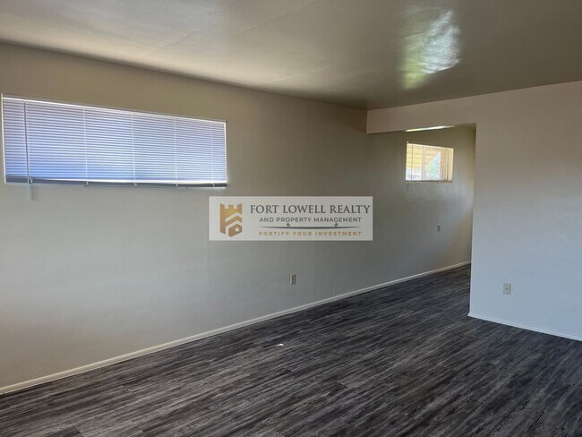 Building Photo - 1035-1037 E Knox Dr