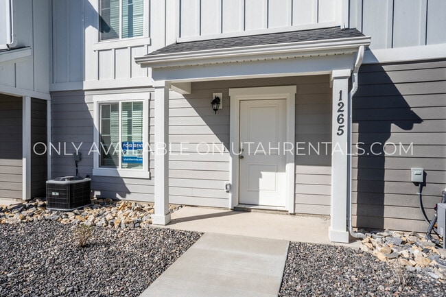 Building Photo - 1265 E 1775 N