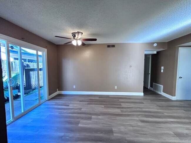 Foto del edificio - 9137-9139 Tuolumne Drive