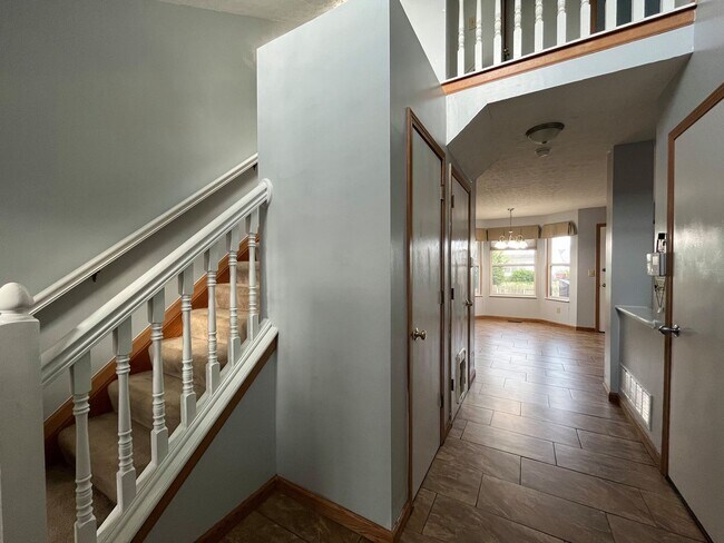 Foto del edificio - Spacious 3-Bedroom Home with Office, Basem...
