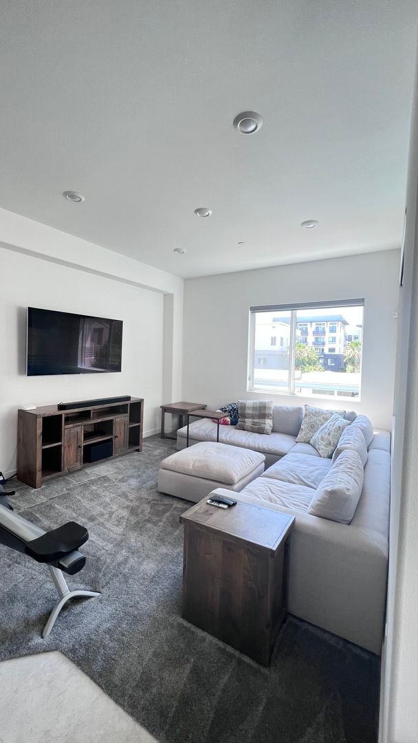 Foto del edificio - Beautiful furnished 4 bedroom Townhouse!
