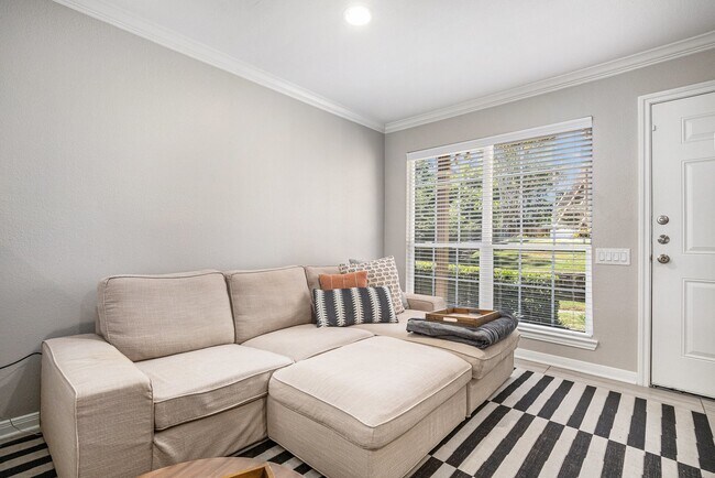 Foto del edificio - 1880 White Oak Dr