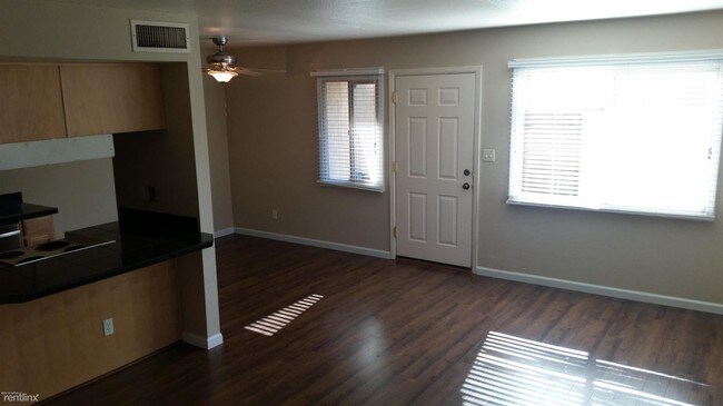 Building Photo - 2 br, 1 bath Townhome - 4100 N 81st St