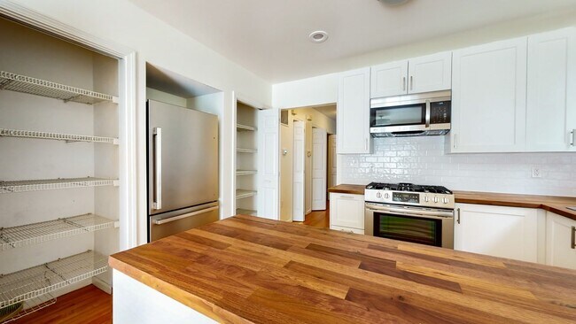 Building Photo - 22 Holman St