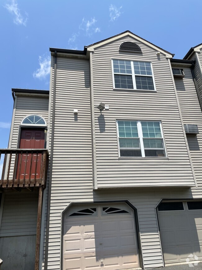Building Photo - 782 Oronoke Rd