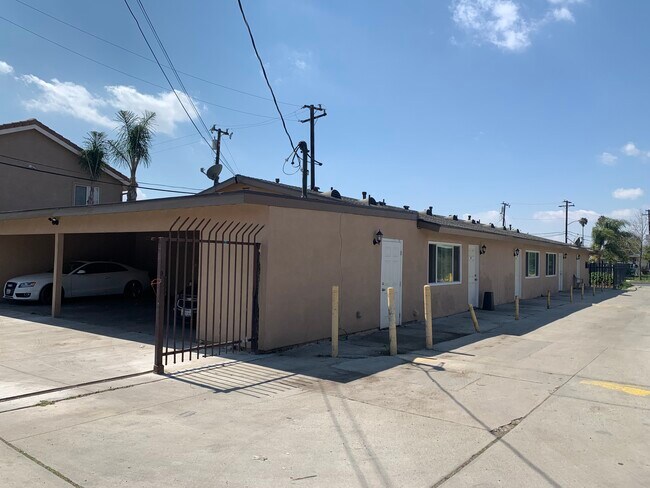 LAVADERO JUNTO AL GARAJE - 426 N Parkside Dr